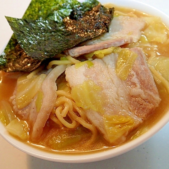 豚バラとキャベツと玉ねぎの煮込みラーメン♬